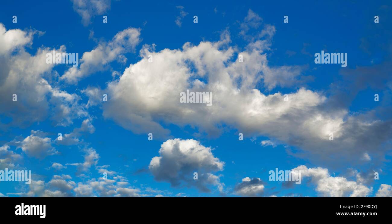 Blick auf blauen Himmel und weiße Wolken Stockfoto