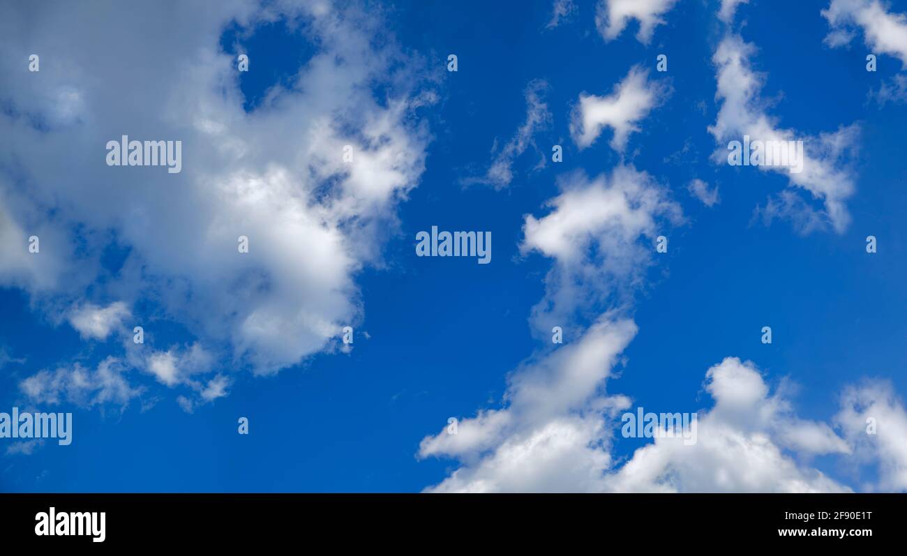 Blick auf blauen Himmel und weiße Wolken Stockfoto