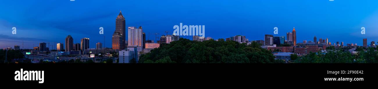 Skyline von Atlanta mit Wolkenkratzern bei Sonnenuntergang, Georgia, USA Stockfoto