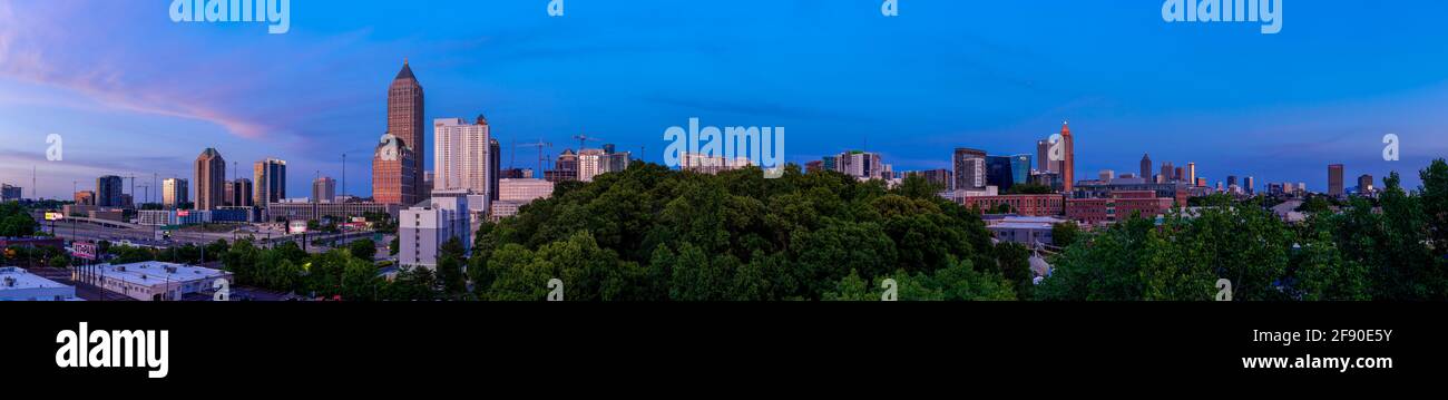 Skyline von Atlanta mit Wolkenkratzern bei Sonnenuntergang, Georgia, USA Stockfoto