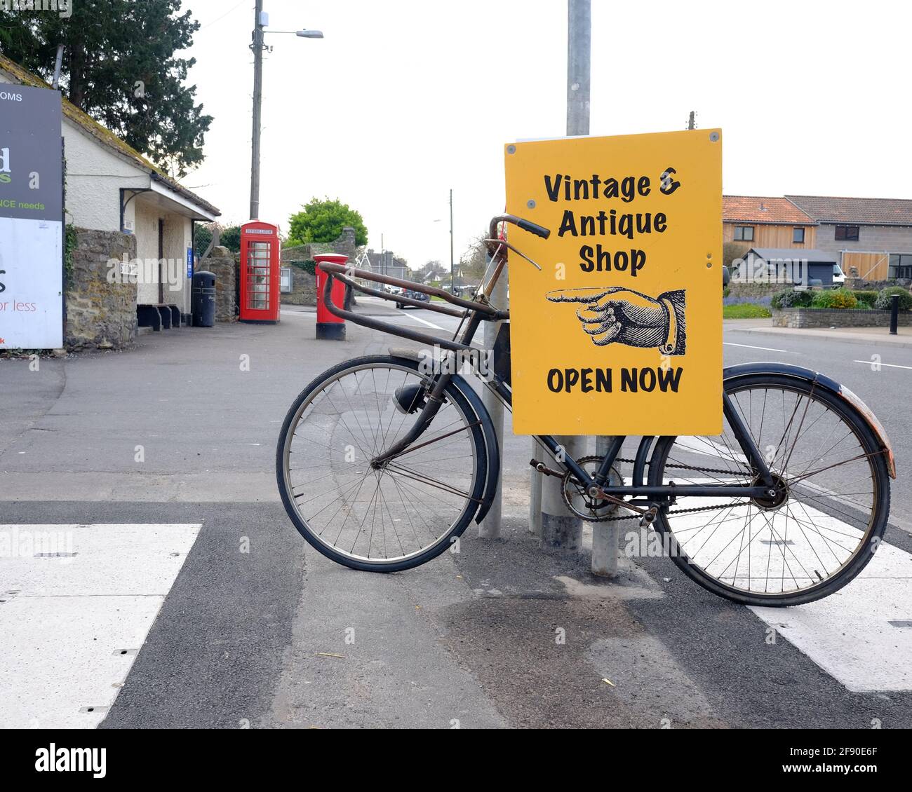 April 2021 - ein altes Pashley-Metzgerfahrrad wurde verwendet, um für ein Vintage & Antique-Geschäft im Somerset-Dorf Cheddar zu werben. Stockfoto