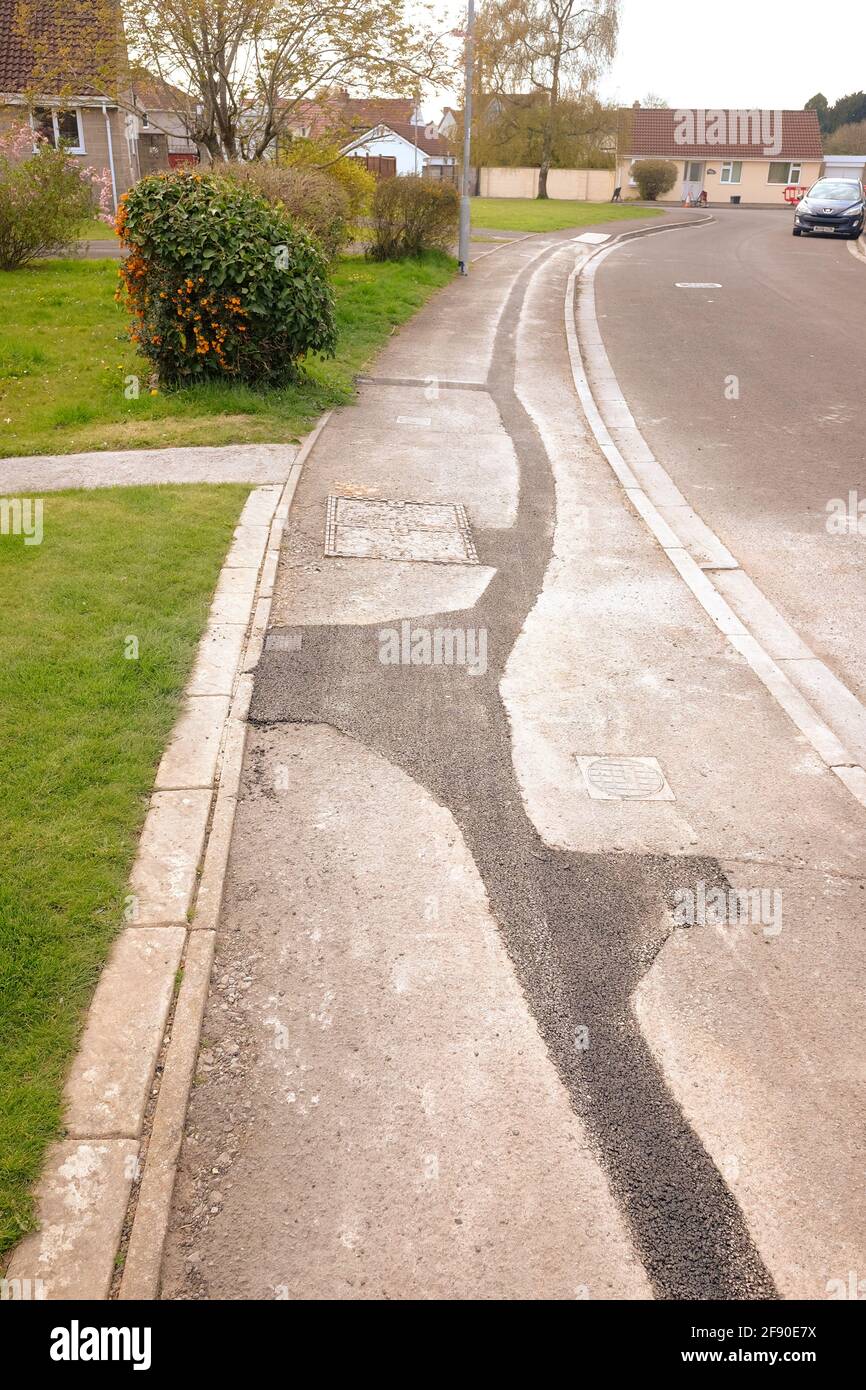 April 2021 - Reparaturen an Bürgersteig in einem Wohngebiet für die Installation von Kabel-Datennetzwerk. Stockfoto