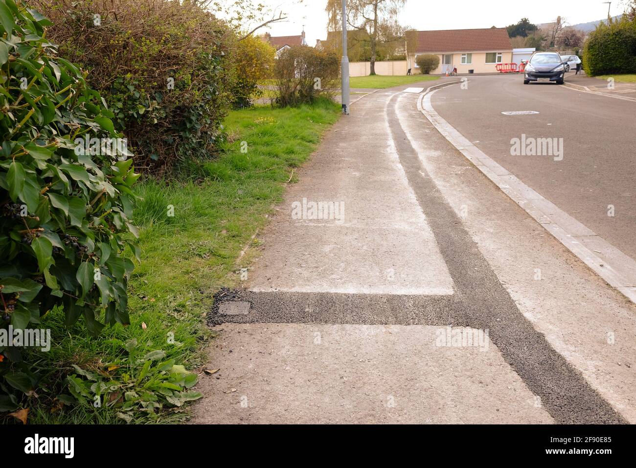 April 2021 - Reparaturen an Bürgersteig in einem Wohngebiet für die Installation von Kabel-Datennetzwerk. Stockfoto