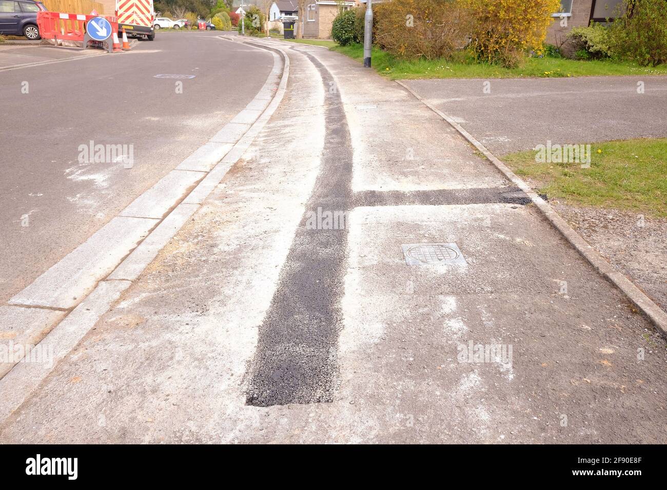 April 2021 - Reparaturen an Bürgersteig in einem Wohngebiet für die Installation von Kabel-Datennetzwerk. Stockfoto