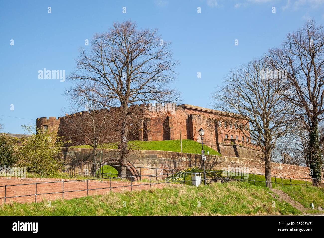 Das Chester Castle und der Agricola Tower, die über den römischen Stadtmauern von Cheshire stehen. Stockfoto