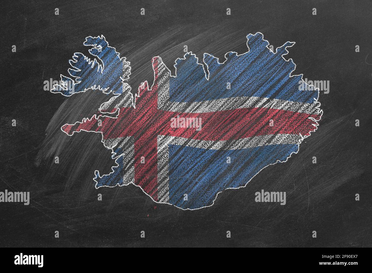 Landkarte und Flagge Islands mit Kreide auf einer Tafel. Eine von einer großen Reihe von Karten und Flaggen verschiedener Länder. Bildung, Reisen, Stockfoto