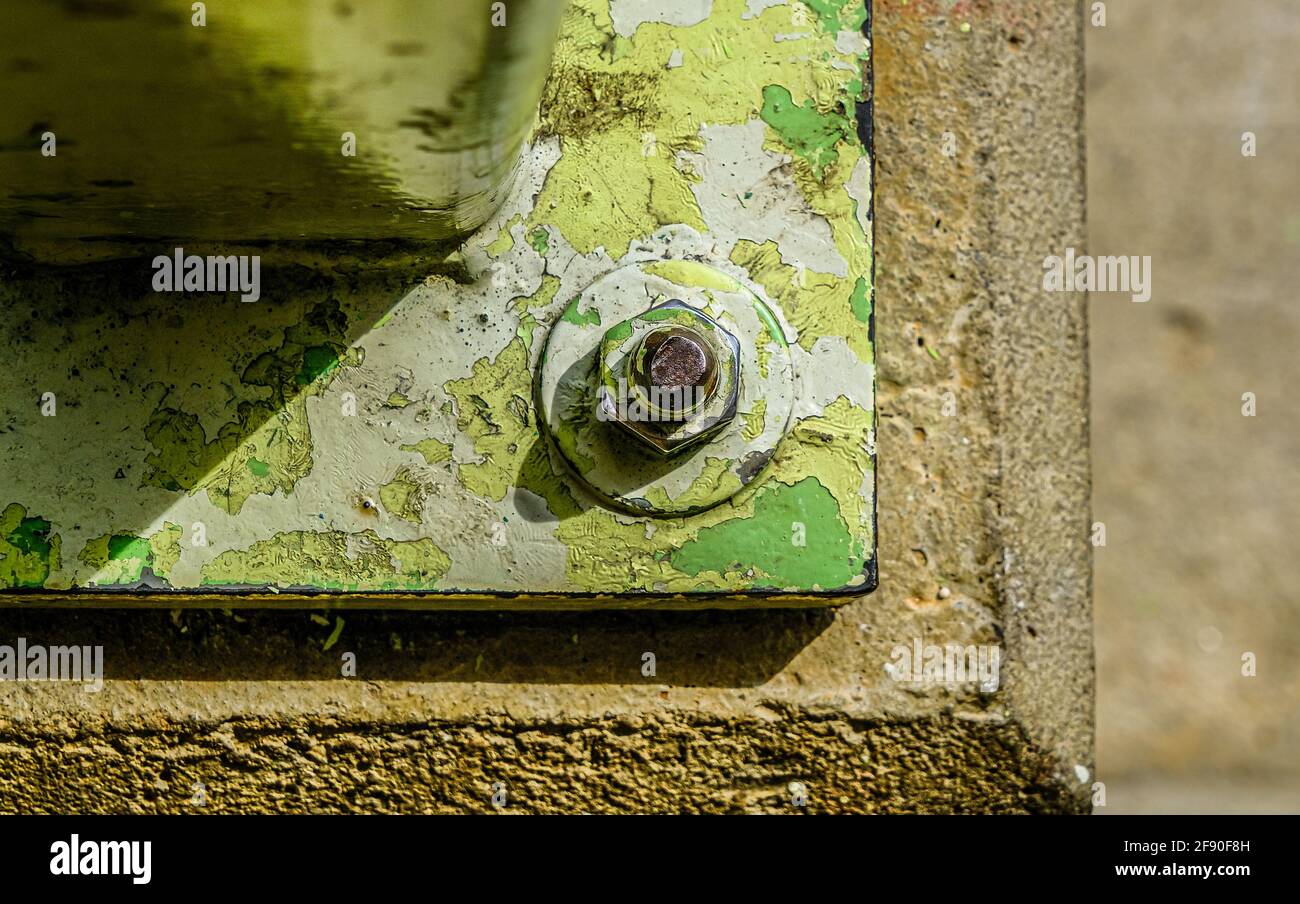 Alte Farbe auf rostigen Bolzen Stockfoto