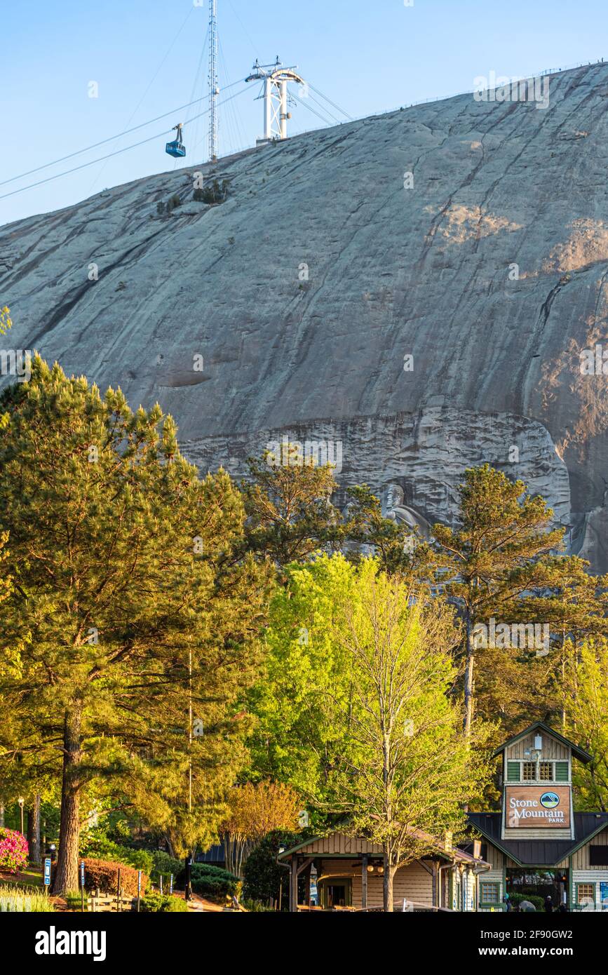 Stone Mountain Park mit Summit Skyride, Crossroads-Attraktionen und Confederate Memorial Carving in Atlanta, Georgia. (USA) Stockfoto