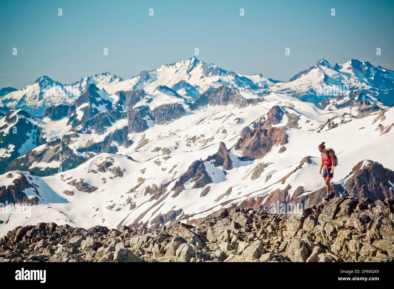 Junge attraktive Rucksacktouristen wandern über felsiges Gelände mit landschaftlich reizvoller Aussicht Stockfoto