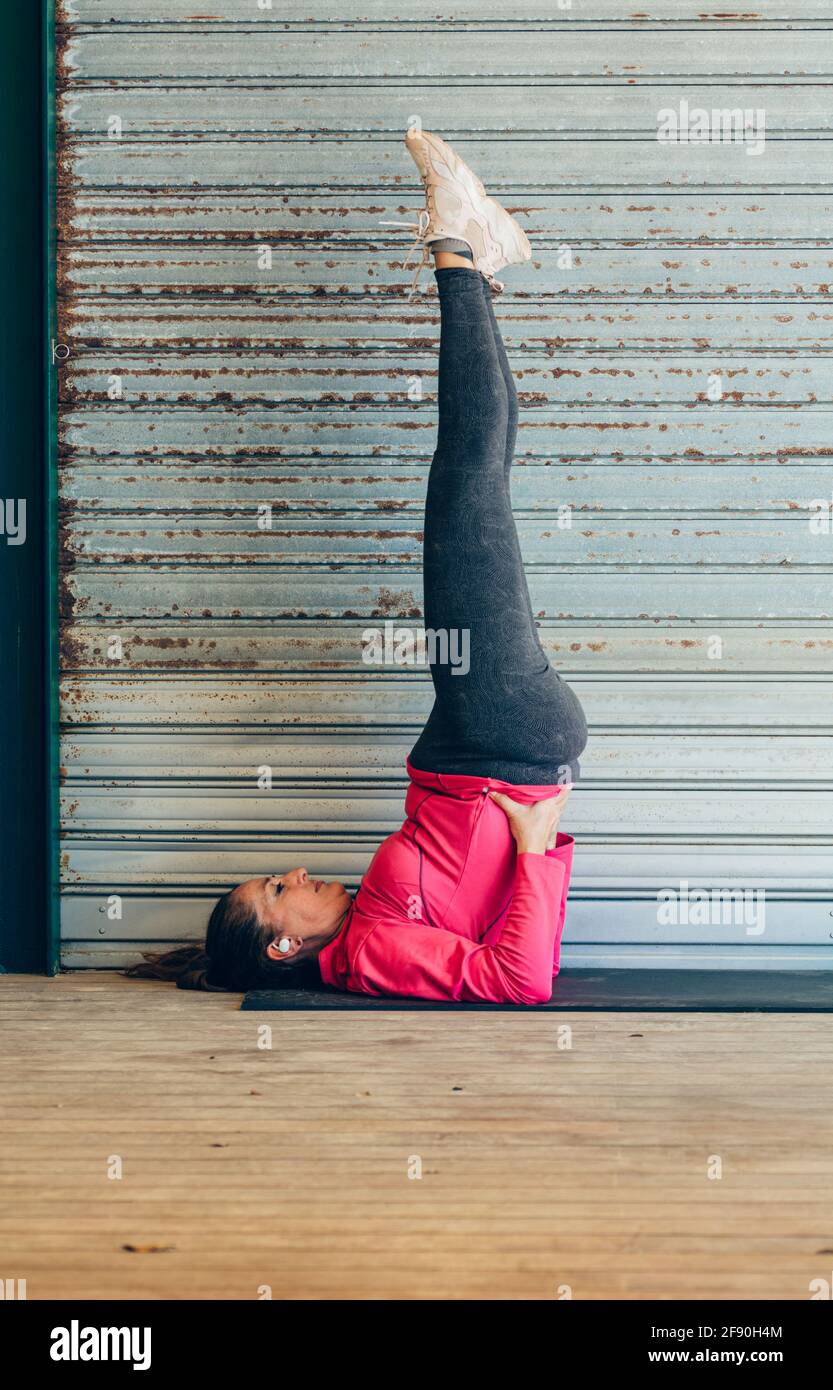 49-jährige Frau macht Yoga-Übungen Stockfoto