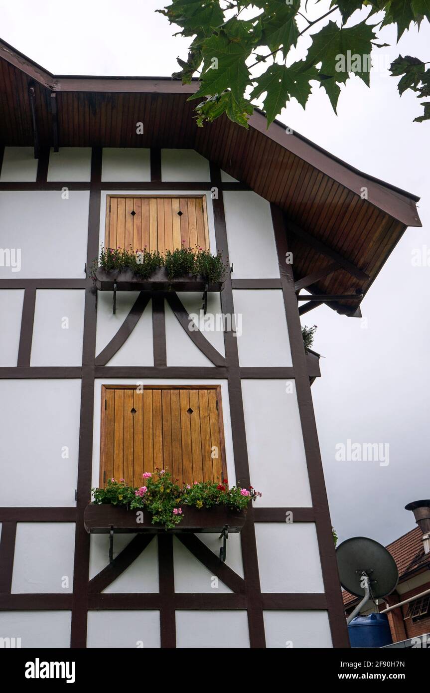 Rustikale Holzfenster blumen Architektur Dekoration Stadt Campos do Jordao Brasilien Stockfoto