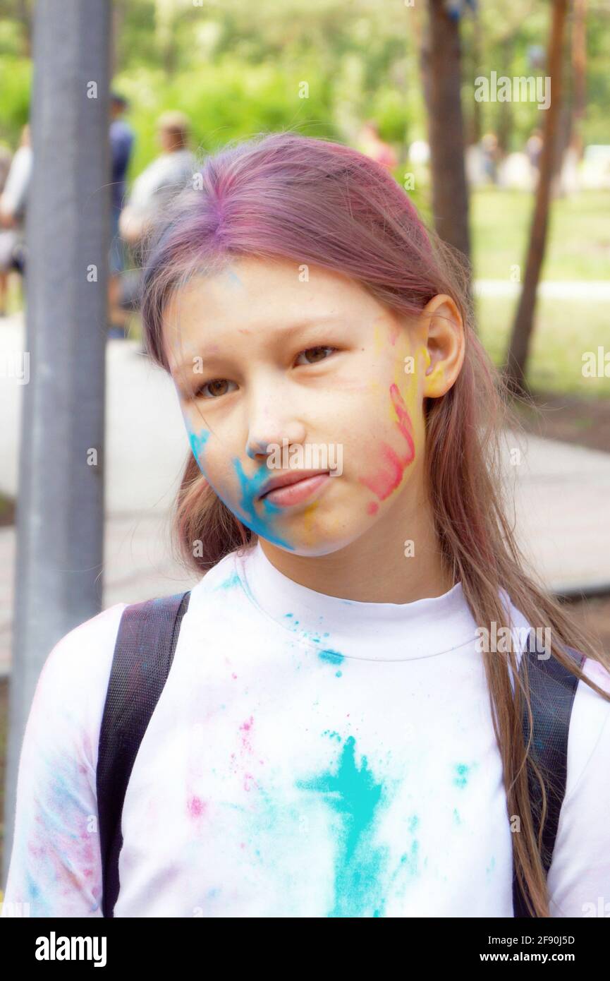 Teenager Mädchen mit Festival Farbe im Urlaub verschmiert Stockfoto