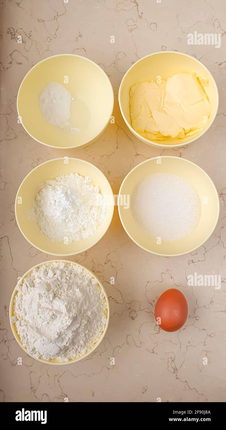 Produkte und Zutaten in kleinen runden Schüsseln zum Backen von Plätzchen Flach liegend Stockfoto
