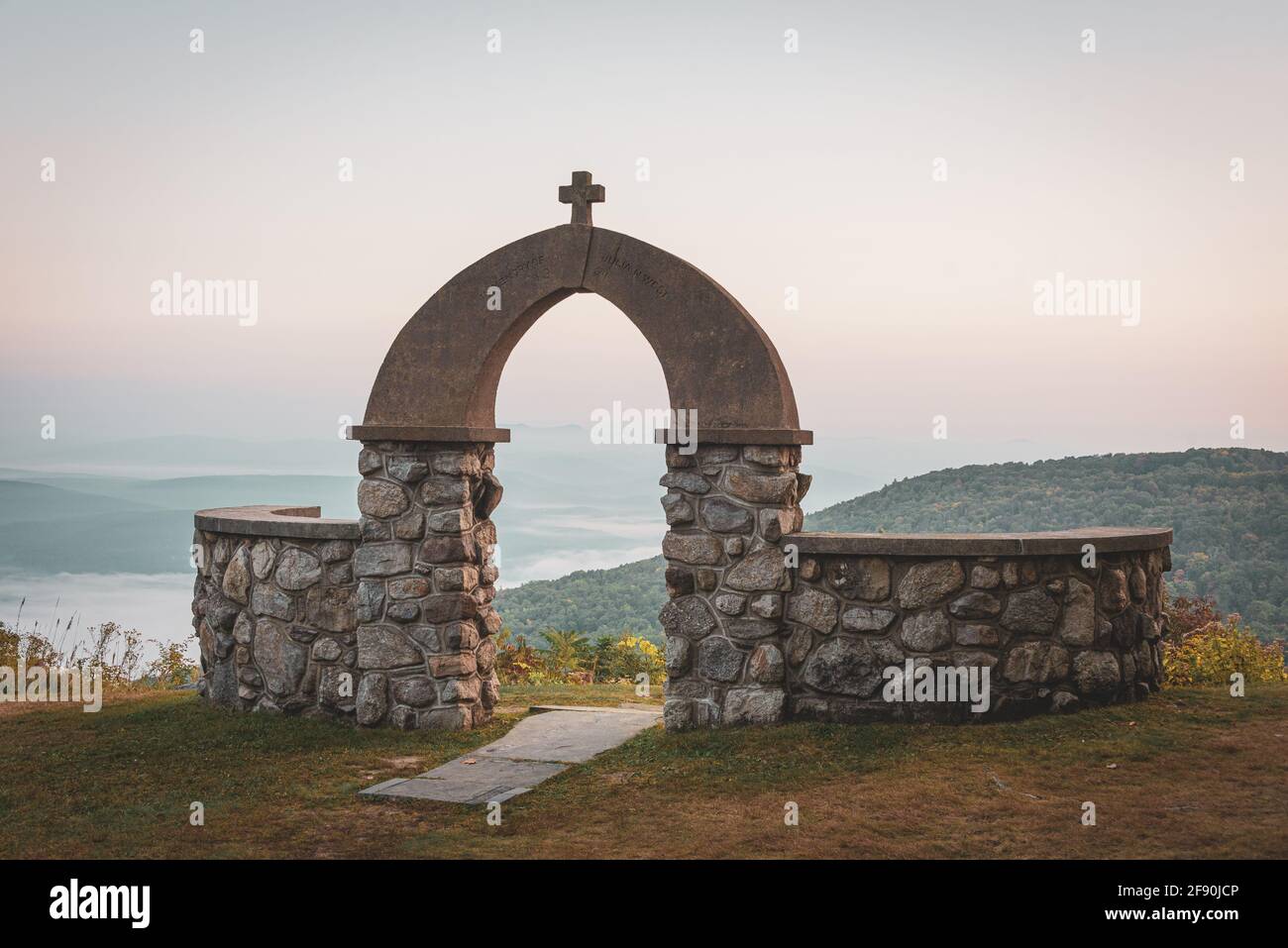 Sonnenaufgang Blick auf die Stone Church, in Cragsmoor, New York Stockfoto