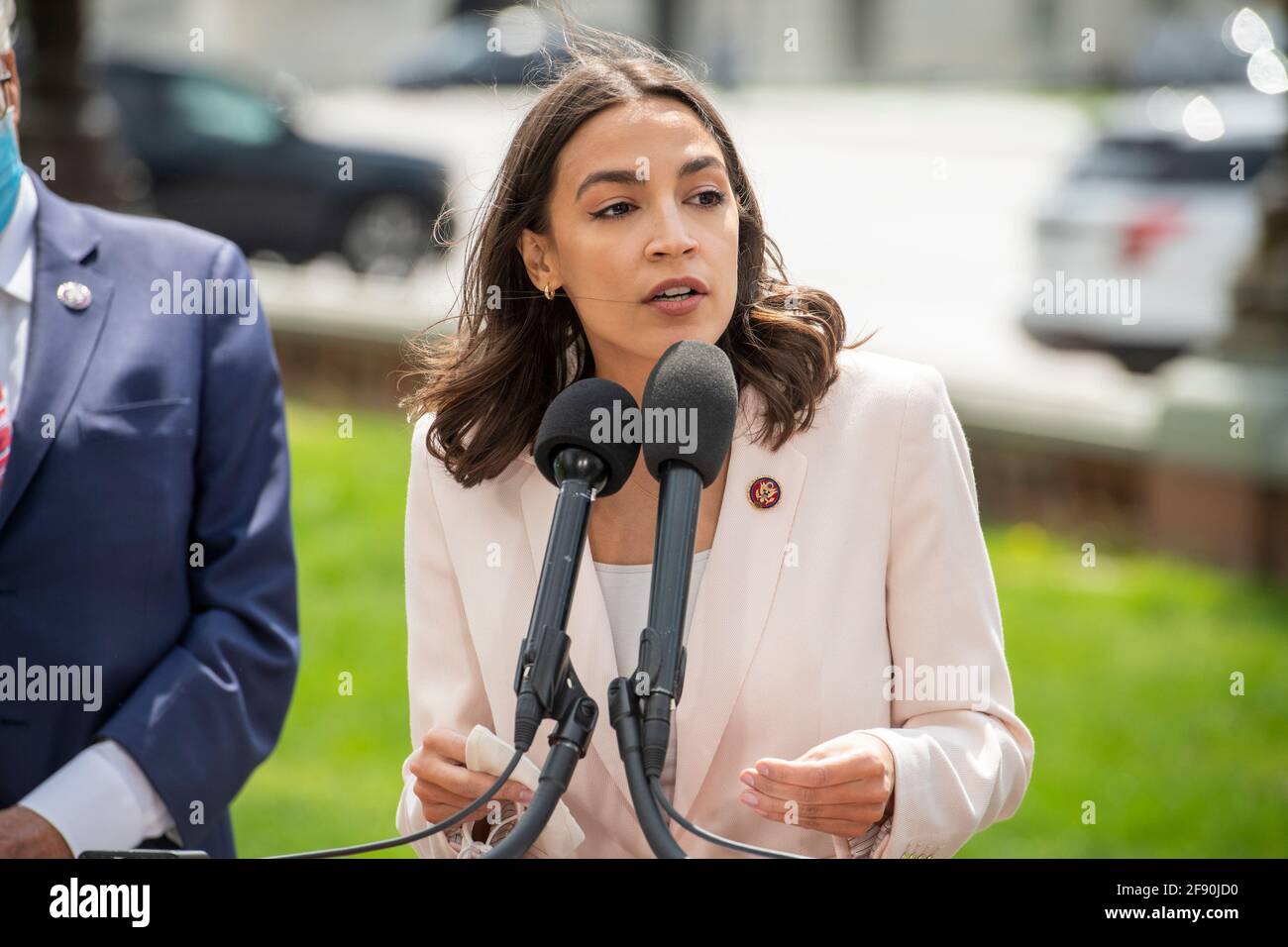 Die Vertreterin der Vereinigten Staaten, Alexandria Ocasio-Cortez (Demokrat von New York), hält am Donnerstag, den 15. April 2021, auf einer Pressekonferenz über Pilotprogramme für das Postbanking an der Ostfront des US-Kapitols in Washington, DC, eine Rede. Kredit: Rod Lamkey/CNP Verwendung weltweit Stockfoto