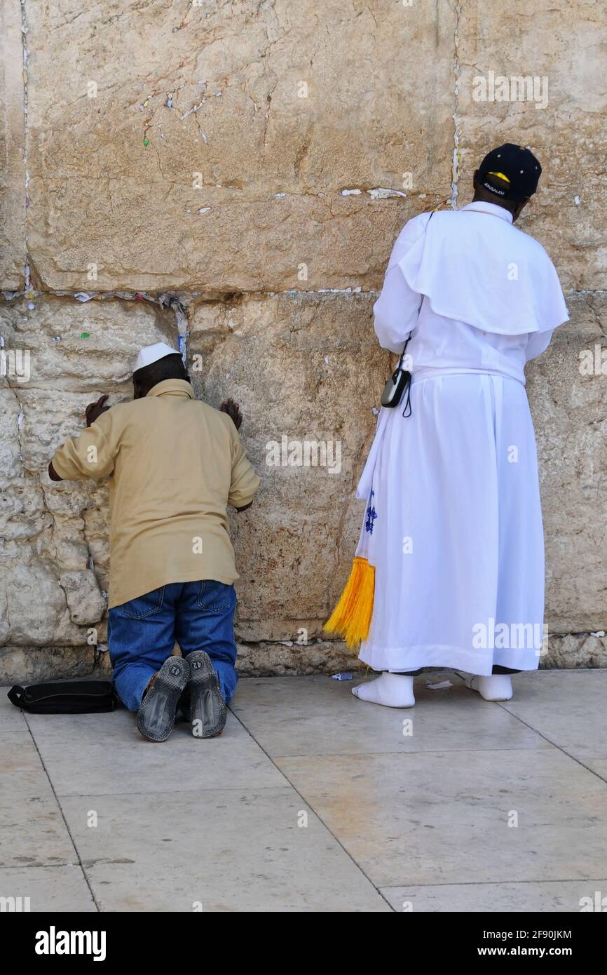 Jerusalem: Zwei Afrikaner beten an der Klagemauer oder Westmauer in der Altstadt Stockfoto