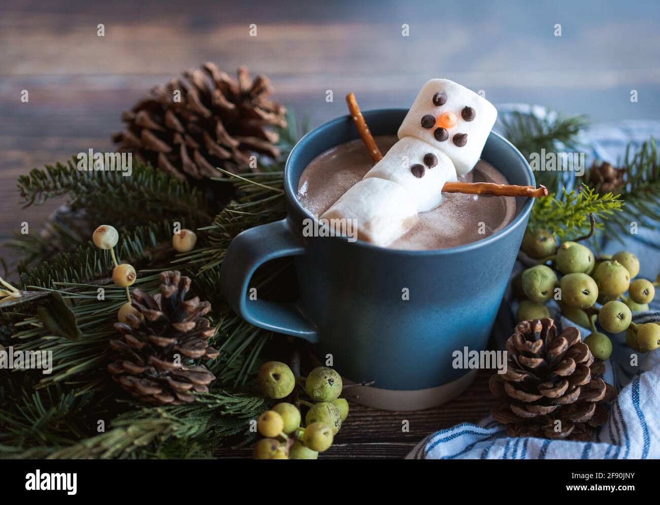 Schneemann in einer Tasse heißer Schokolade mit Winterdekor. Stockfoto