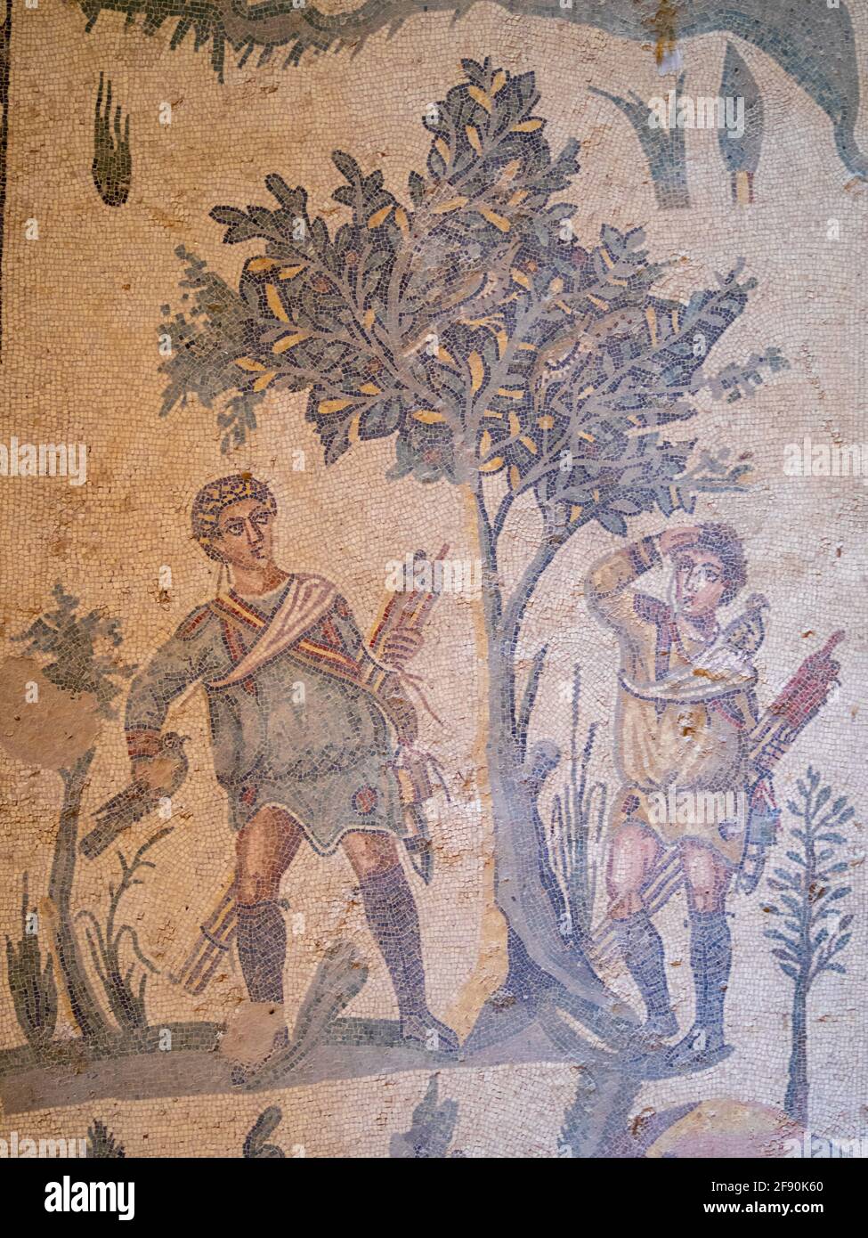Zwei Mann jagen Vögel von einem Baum, Mosaikdetails aus dem Raum der kleinen Jagd, Villa Romana del Casale Stockfoto