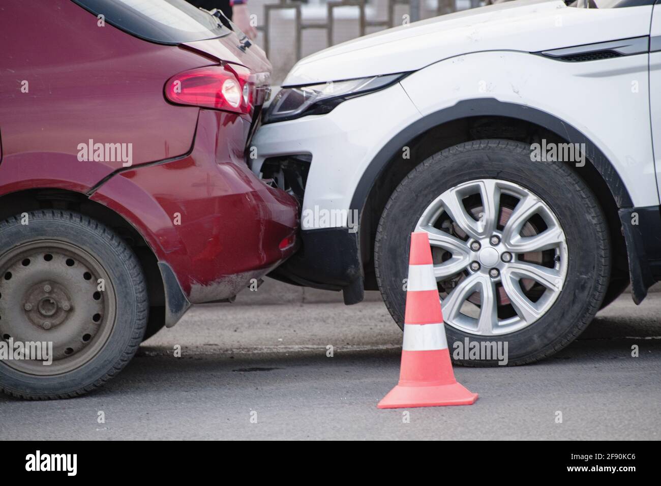 Unfall von Fahrzeugen auf der Straße auf einer klaren Sonne Tag in geringer Schärfentiefe Stockfoto