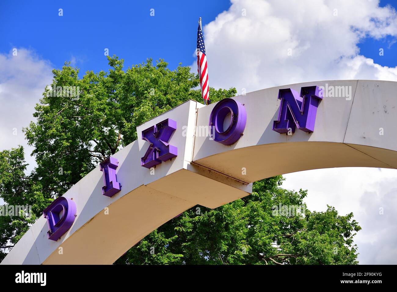 Dixon, Illinois, USA. Ein lokales Wahrzeichen, für das die Gemeinde Dixon identifiziert wird, der Bogen entlang der Galena Avenue. Stockfoto