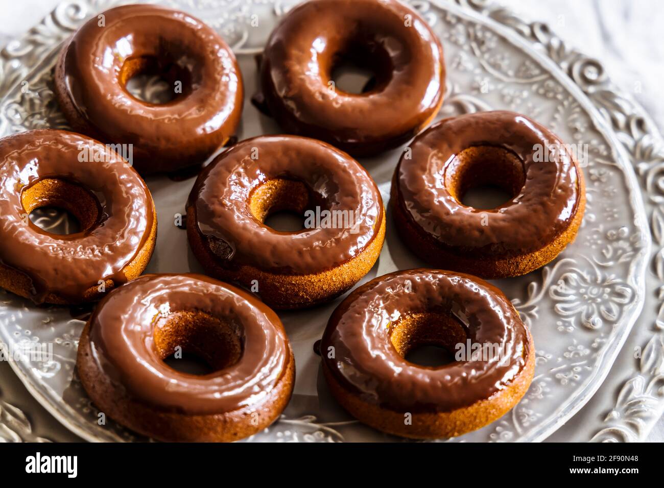 Luxuriöse hausgemachte Ring Schokolade überzogene Donuts oder Donuts Stockfoto