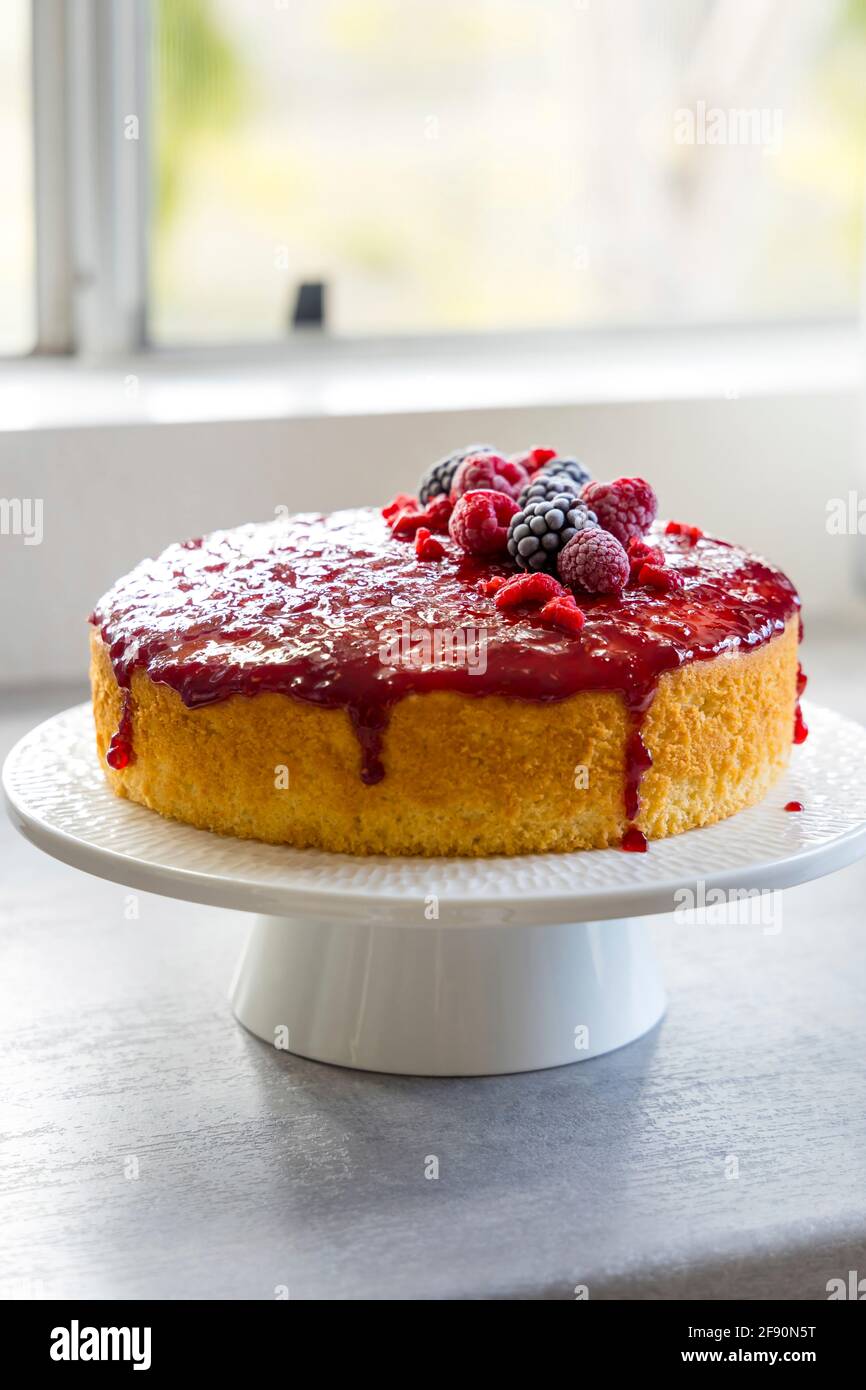 Zitrone Himbeere eine Schicht Kuchen auf einem Kuchen stehen auf Eine Fensterbank Stockfoto