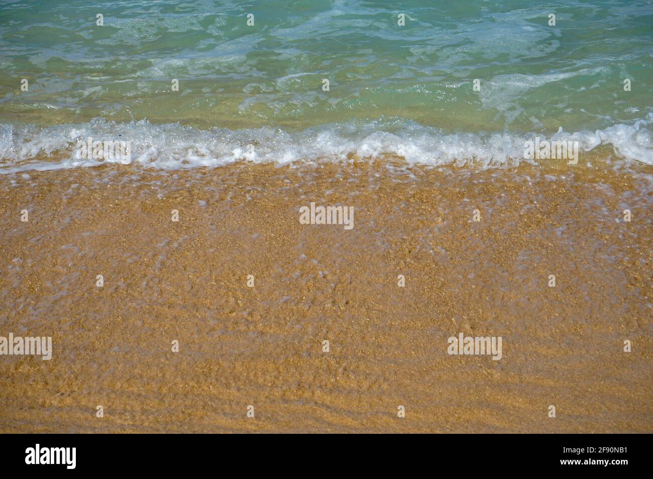 Meeresschaum stürzt am Strand ab, Sunset Beach, Pupukea, North Shore, Oahu, Hawaii, USA Stockfoto