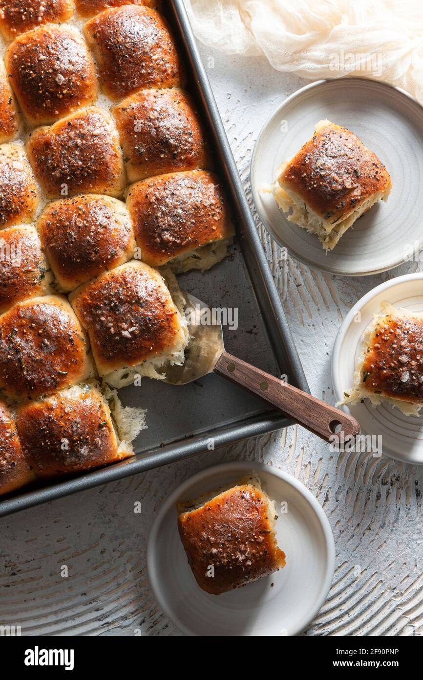 Pull-Apart Sour Cream Chive Rolls Stockfoto