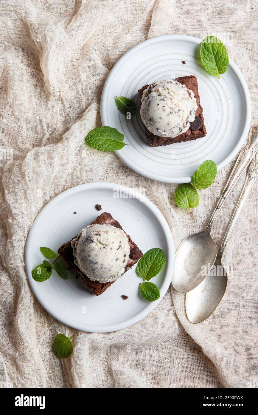 Brownie mit Minzschokolade-Chip-Eis Stockfoto