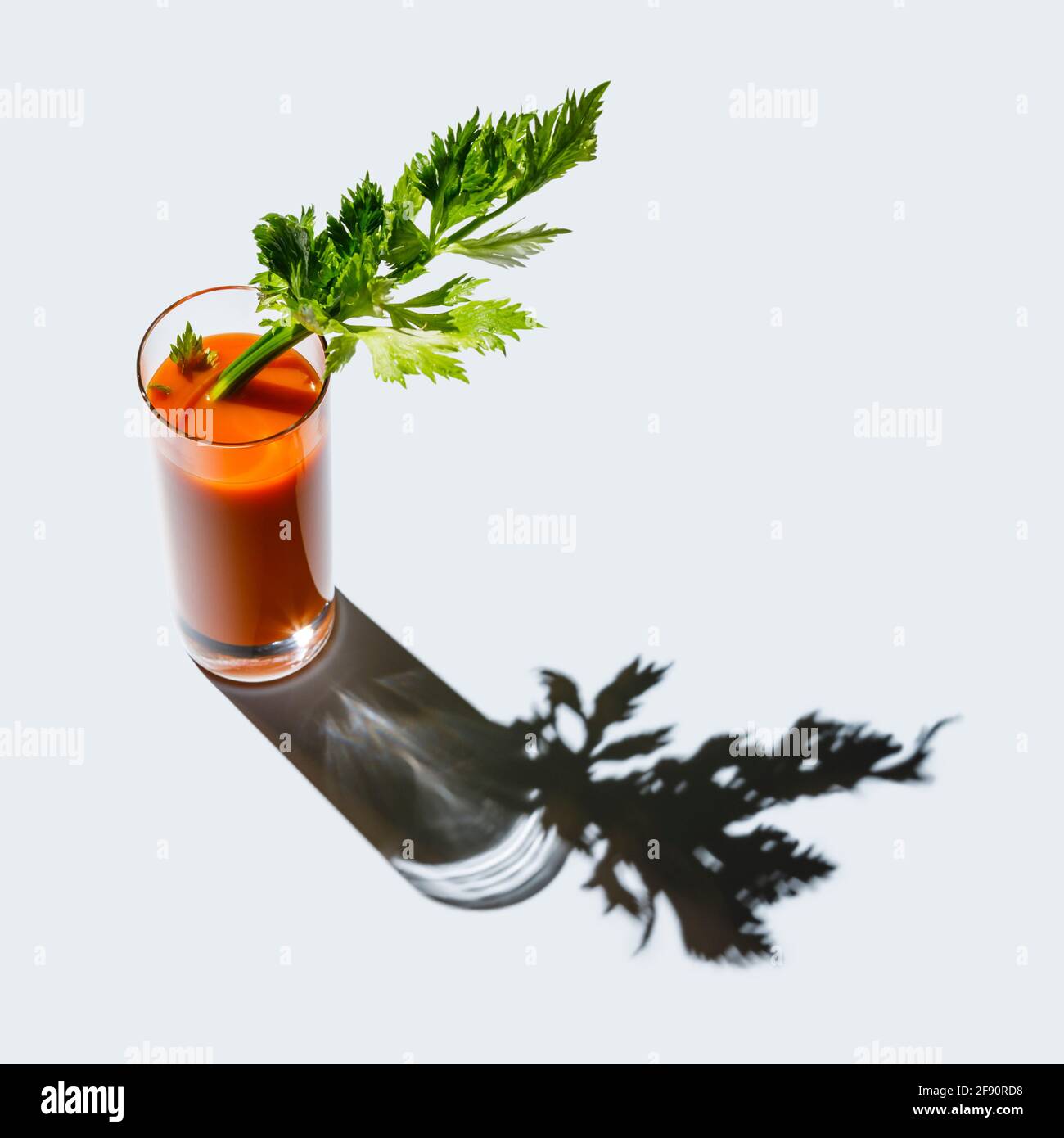 Karottensaft mit Sellerie auf grauem Hintergrund Stockfoto