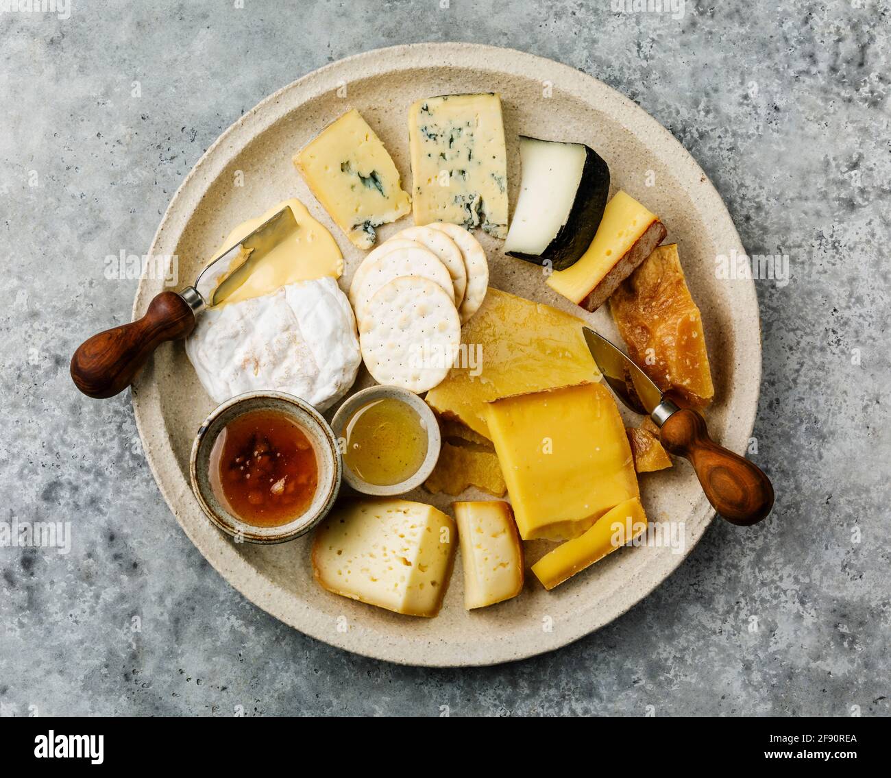 Käseplatte mit verschiedenen Käsesorten Snack-Sortiment auf Platte Stockfoto