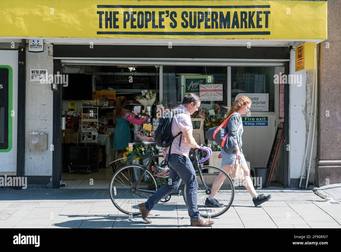 The People's Supermarket with People Passing, Lamb's Conduit St, Holborn, London Borough of Camden, England, Großbritannien, Großbritannien Stockfoto
