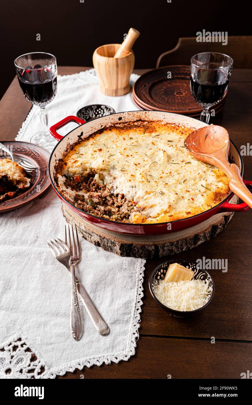 Shepherd's Pie Dinner mit Wein Stockfoto