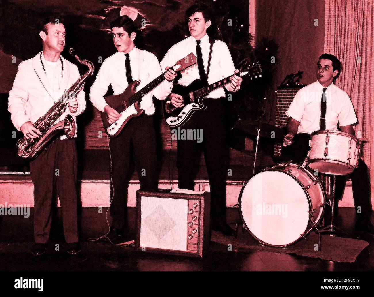 Ein Vintage-Foto aus den späten 1950er oder frühen 1960er Jahren von einer College-Rock-and-Roll-Band, die für einen Abschlussball spielt, digital koloriert und für künstlerische Effekte verändert. Stockfoto