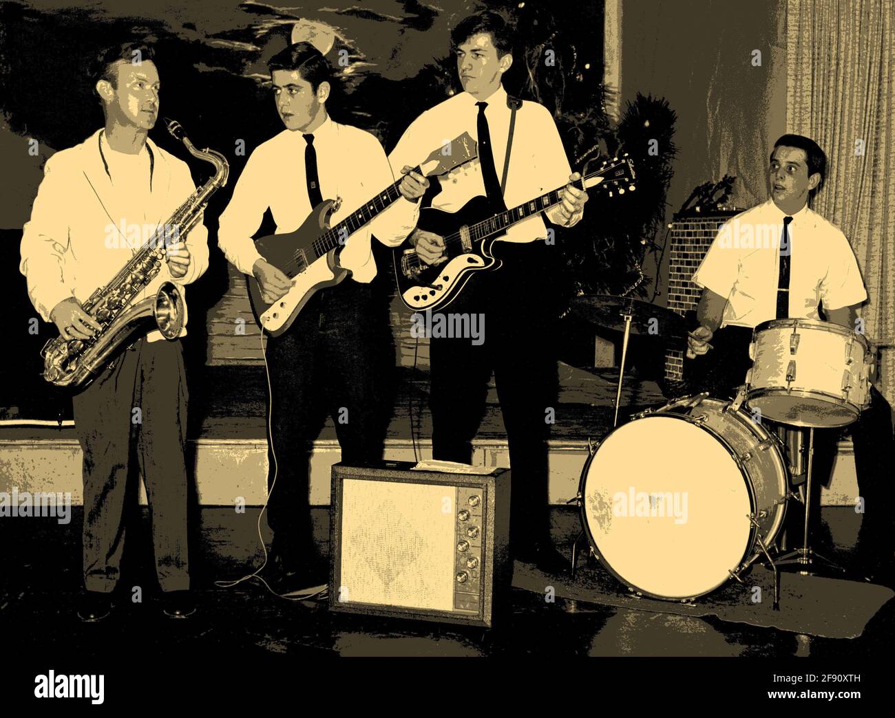 Ein Vintage-Foto aus den späten 1950er oder frühen 1960er Jahren von einer College-Rock-and-Roll-Band, die für einen Abschlussball spielt, digital koloriert und für künstlerische Effekte verändert. Stockfoto