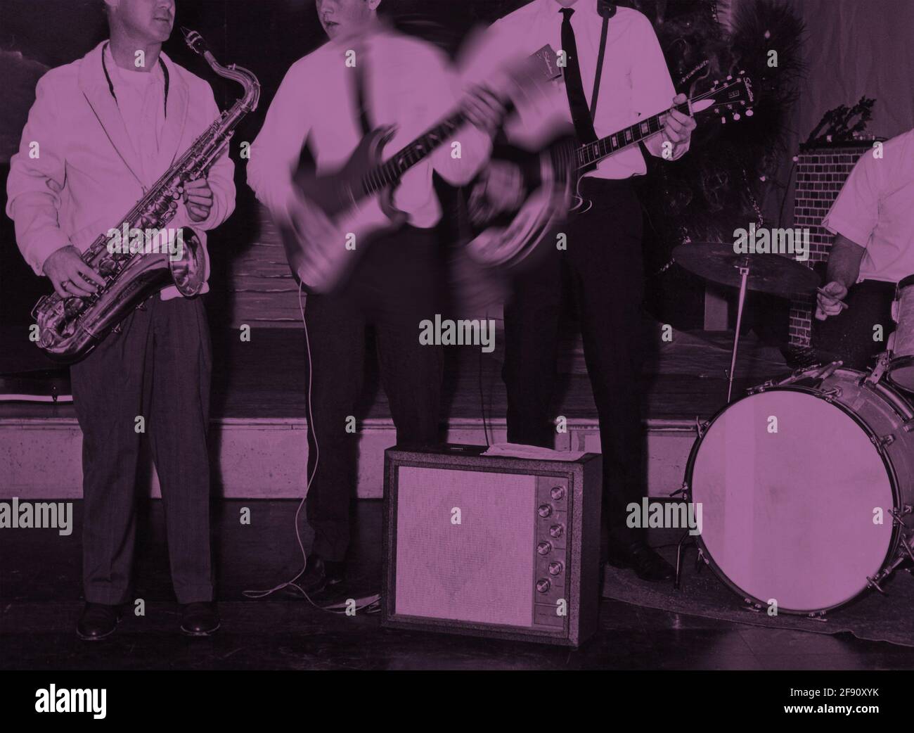 Ein Vintage-Foto aus den späten 1950er oder frühen 1960er Jahren von einer College-Rock-and-Roll-Band, die für einen Abschlussball spielt, digital koloriert und für künstlerische Effekte verändert. Stockfoto