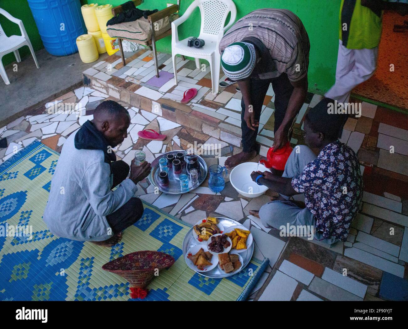 Nairobi, Kenia. April 2021. Während des islamischen Fastenmonats Ramadan in Kibera genießen muslimische Männer ihr spezielles Iftar-Essen nach Sonnenuntergang. Bezüglich der laufenden Covid-19-Eindämmungsmaßnahmen in Nairobi, um die schnelle Ausbreitung des Coronavirus zu stoppen, Die meisten muslimischen Brüder und Schwestern sind heute in ihren Häusern mit ihren Familien versammelt, um ihren zweiten Tag der Feier ihres heiligen Monats Ramadan zu genießen, aus Gründen der Vermeidung von öffentlichen und religiösen Versammlungen. (Foto von Donwilson Odhiambo/SOPA Images/Sipa USA) Quelle: SIPA USA/Alamy Live News Stockfoto