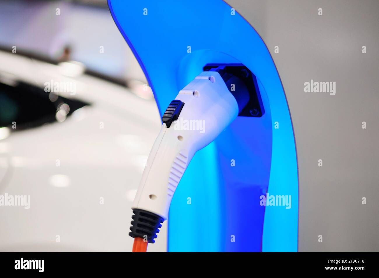 Station zum Laden von Elektroautos aus nächster Nähe. Stockfoto