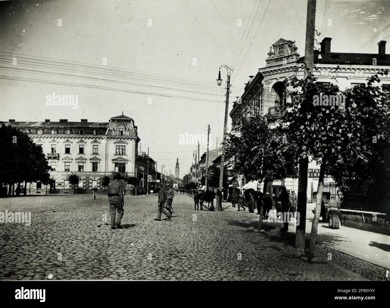 Hauptplatz Radom, links Park zur russischen Kirche, rechts Eisengeländer zum Park des Armeekommandos der Infanterie von Kövess. . Stockfoto