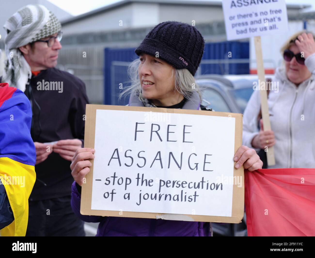 Freie Aktivisten von Julian Assange protestierten am zweiten Jahrestag seiner Inhaftierung im Gefängnis von Belmarsh im Südosten Londons. Stockfoto