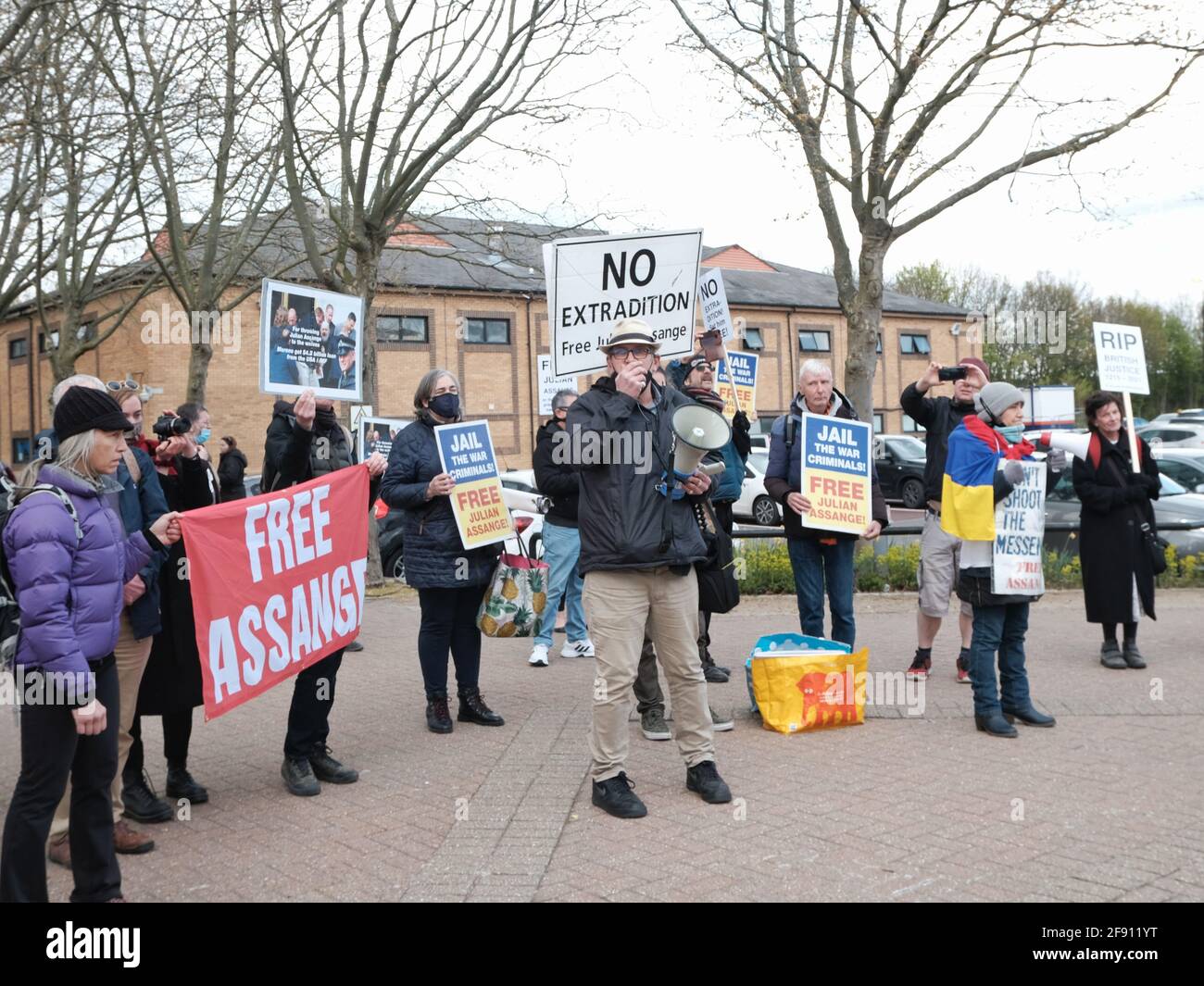 Freie Aktivisten von Julian Assange protestierten am zweiten Jahrestag seiner Inhaftierung im Gefängnis von Belmarsh im Südosten Londons. Stockfoto