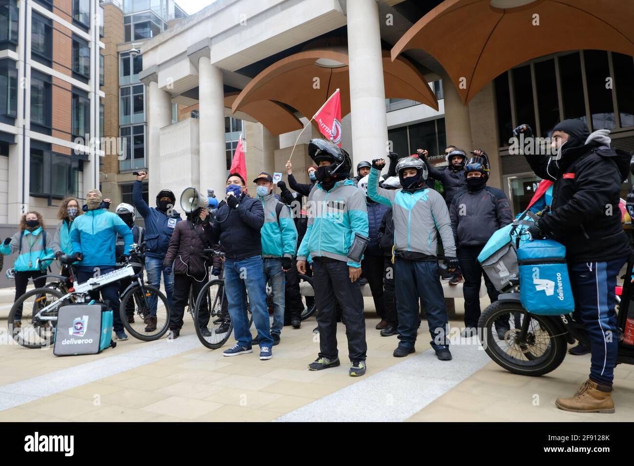 Deliveroo Riders in London streiken und organisieren eine Protestfahrt für bessere Arbeitsbedingungen, da das Unternehmen an der britischen Börse ein Debüt gibt. Stockfoto