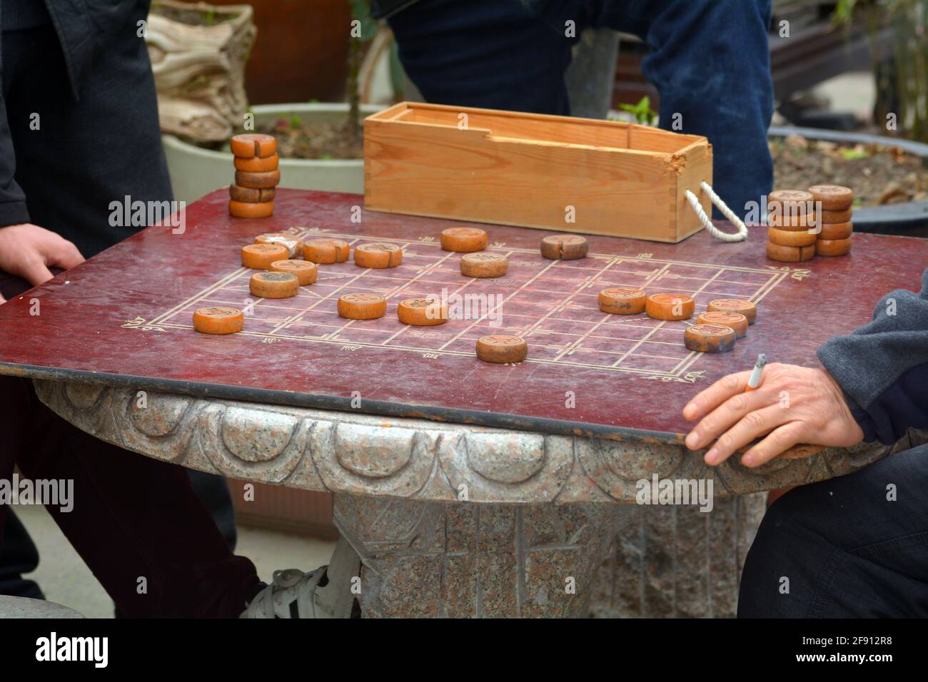 Ein paar Männer spielen auf den Straßen Shanghais ein lockeres chinesisches Schach oder Xiangqi. Stockfoto