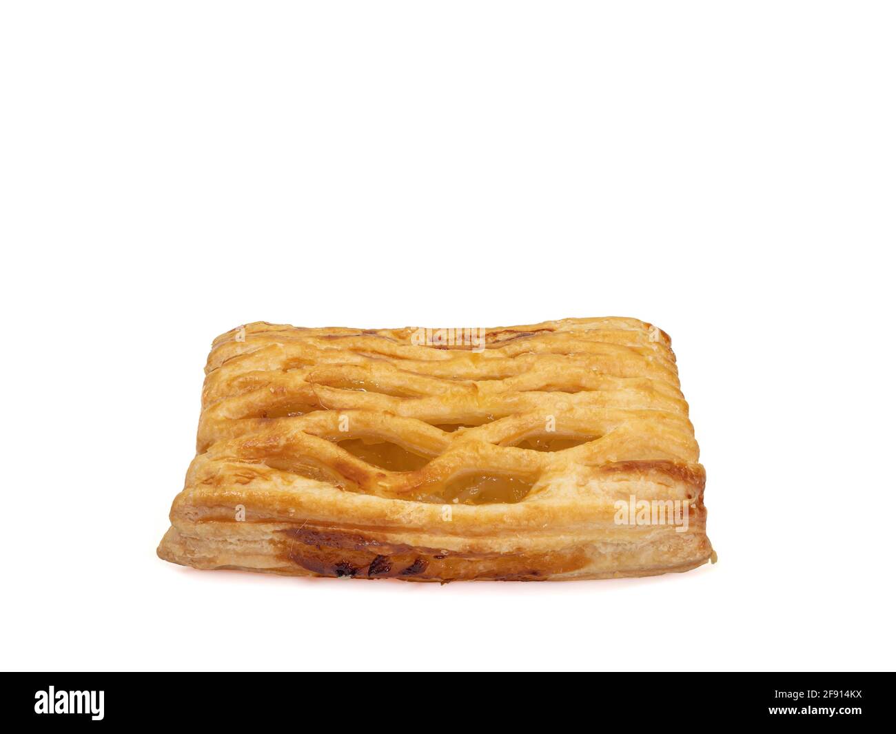 Ananas Pie, eine Nahaufnahme der hausgemachten knusprigen Ananas Blätterteig Bäckerei isoliert auf weißem Hintergrund. Stockfoto