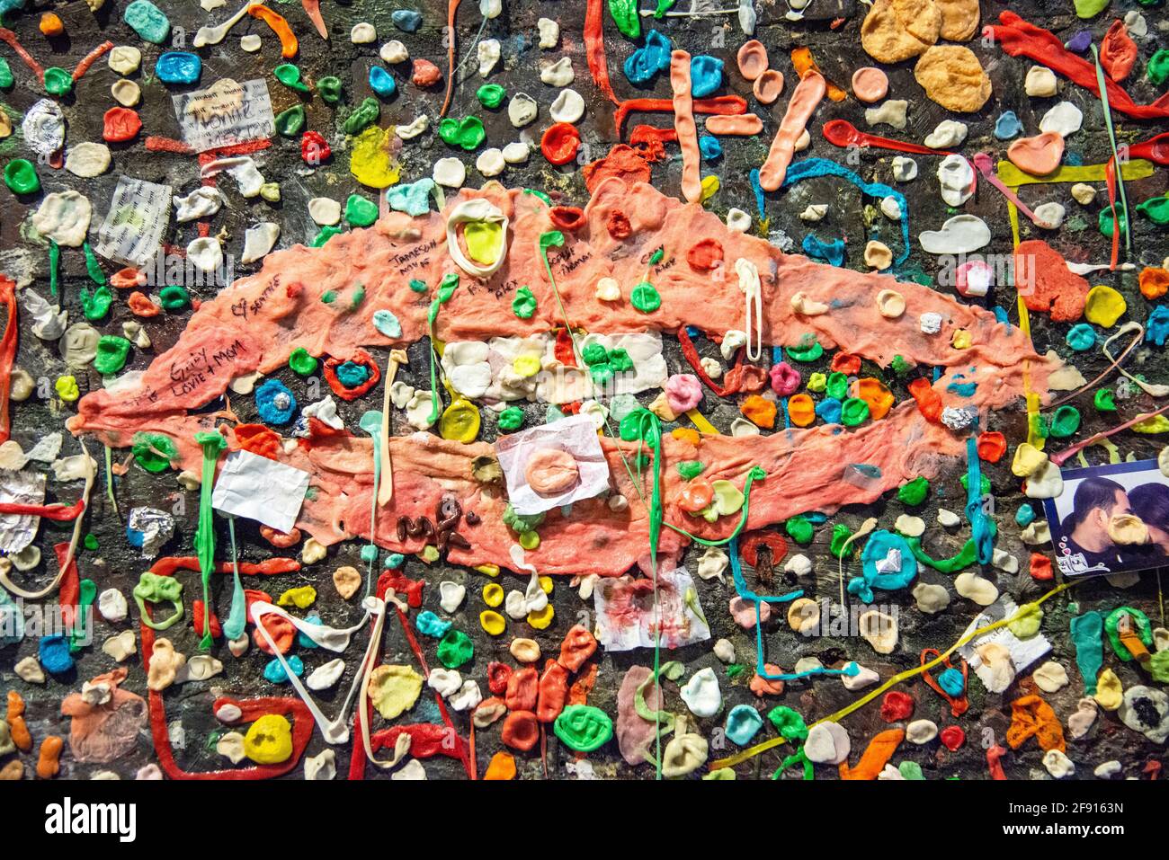 Buntes Kaugummi, das von verschiedenen Menschen an die Wand geklebt wurde Auf Gebäuden in der Innenstadt von Seattle für eine städtische Popkultur Art der Kunst Stockfoto