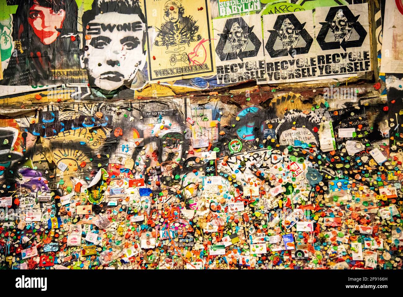 Buntes Kaugummi, das von verschiedenen Menschen an die Wand geklebt wurde Auf Gebäuden in der Innenstadt von Seattle für eine städtische Popkultur Art der Kunst Stockfoto