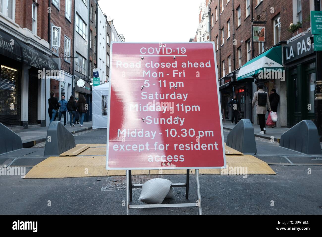 Schild mit Hinweis auf die Fußgängerzone in Soho, stimmte mit dem Westminster Council überein, den Handel zu fördern, da die Gastfreundlichkeit im Freien nach der Sperrung wieder zurückkehrt. Stockfoto