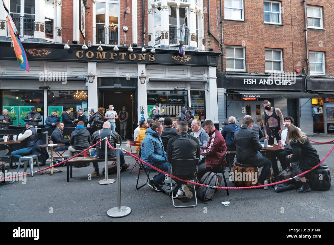 Der Compton Pub in Soho, London, wird wieder geöffnet. Der Westminster Council hat die Fußgängerzonen erlaubt, um das Nachtbusiness zu unterstützen. Stockfoto
