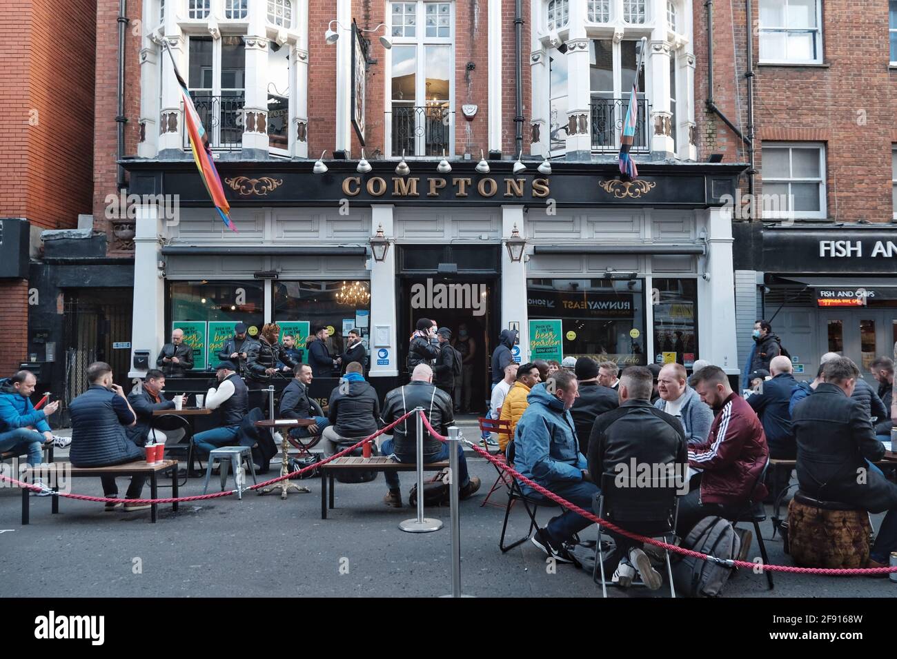 Der Compton Pub in Soho, London, wird wieder geöffnet. Der Westminster Council hat die Fußgängerzonen erlaubt, um das Nachtbusiness zu unterstützen. Stockfoto