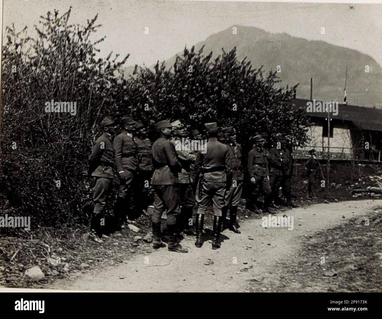 Besichtigung des Bergführerkurses in Bozen durch Excellence of Roth, 29.4.1917. Exzellenz Roth und andere beobachten die Kletterübung. . Stockfoto